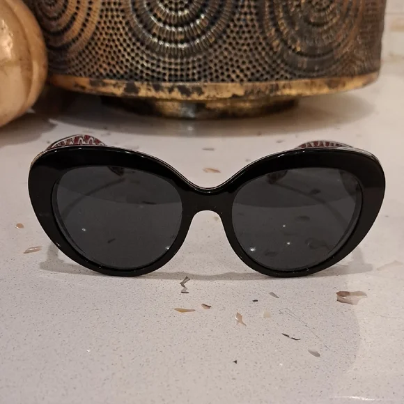 NWT Burberry Black and Gold Sunglasses display picture 3